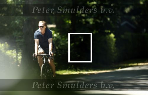 Huizen 13 juni 2023
Jeroen Rietbergen vertrekt op zijn fiest bij het huis van Linda de Mol . Hun beider auto\'s staan op de oprit.