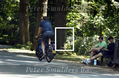 Huizen 13 juni 2023
Jeroen Rietbergen vertrekt op zijn fiest bij het huis van Linda de Mol . Hun beider auto\'s staan op de oprit.