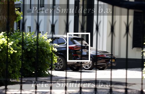 Huizen 13 juni 2023
Jeroen Rietbergen vertrekt op zijn fiest bij het huis van Linda de Mol . Hun beider auto\'s staan op de oprit.