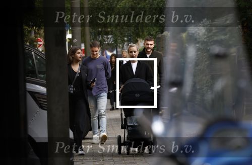 Amsterdam 5 oktober 2023
Joey Veerman en zijn vriendin Chantalle Schilder en hun baby zijn dagje in Amsterdam . Ze zijn daar met Joel Drommel en zijn vriendin Laura v Leeuwen