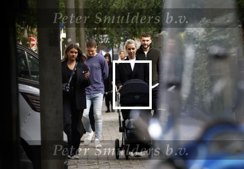 Amsterdam 5 oktober 2023
Joey Veerman en zijn vriendin Chantalle Schilder en hun baby zijn dagje in Amsterdam . Ze zijn daar met Joel Drommel en zijn vriendin Laura v Leeuwen