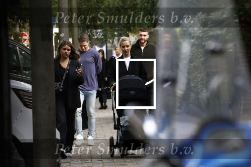 Amsterdam 5 oktober 2023
Joey Veerman en zijn vriendin Chantalle Schilder en hun baby zijn dagje in Amsterdam . Ze zijn daar met Joel Drommel en zijn vriendin Laura v Leeuwen