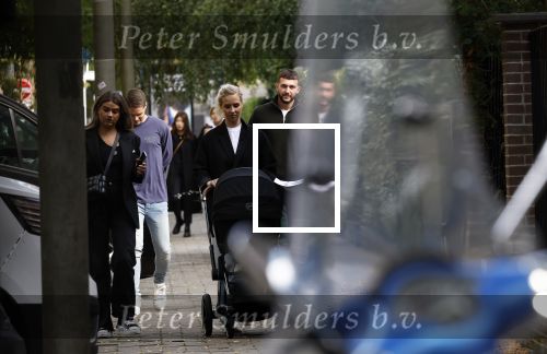 Amsterdam 5 oktober 2023
Joey Veerman en zijn vriendin Chantalle Schilder en hun baby zijn dagje in Amsterdam . Ze zijn daar met Joel Drommel en zijn vriendin Laura v Leeuwen