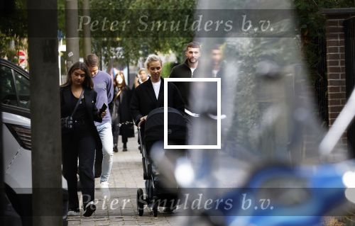 Amsterdam 5 oktober 2023
Joey Veerman en zijn vriendin Chantalle Schilder en hun baby zijn dagje in Amsterdam . Ze zijn daar met Joel Drommel en zijn vriendin Laura v Leeuwen