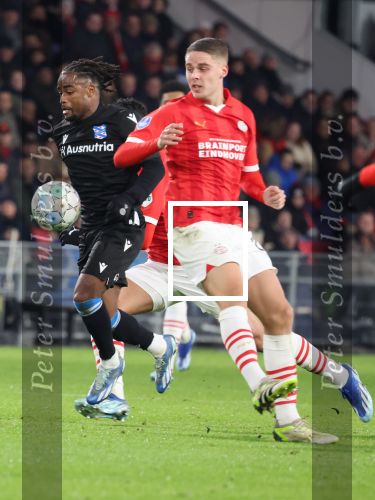 Eindhoven, 7 December 2023
Kompetitiewedstrijd PSV-SC Heerenveen, eindstand 2-0
Joey Veerman met Osame Sahraoui