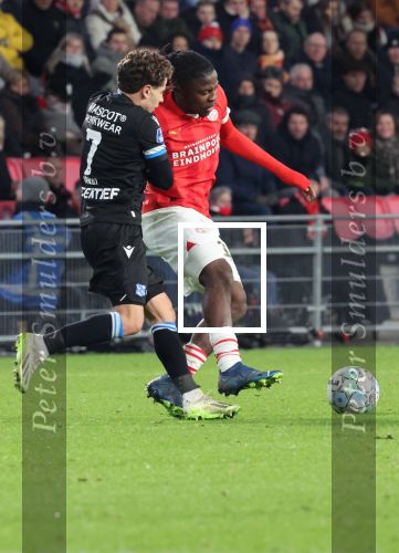 Eindhoven, 7 December 2023
Kompetitiewedstrijd PSV-SC Heerenveen, eindstand 2-0
Johan Bakayoko met Mats Kohlert