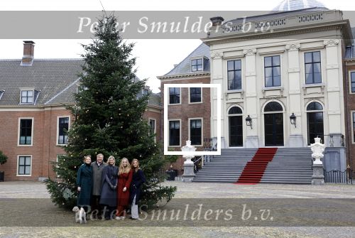 Den Haag 22 december 2023
Fotouurtje met Koning Willem Alexander Koningin Maxima Prinses Amalia Prinses Alexia Prinses Ariane en hun hondje Mambo bij Huis ten Bosch .