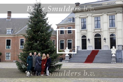 Den Haag 22 december 2023
Fotouurtje met Koning Willem Alexander Koningin Maxima Prinses Amalia Prinses Alexia Prinses Ariane en hun hondje Mambo bij Huis ten Bosch .