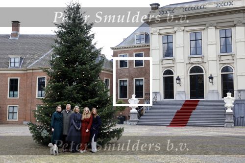 Den Haag 22 december 2023
Fotouurtje met Koning Willem Alexander Koningin Maxima Prinses Amalia Prinses Alexia Prinses Ariane en hun hondje Mambo bij Huis ten Bosch .