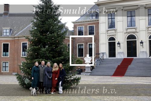 Den Haag 22 december 2023
Fotouurtje met Koning Willem Alexander Koningin Maxima Prinses Amalia Prinses Alexia Prinses Ariane en hun hondje Mambo bij Huis ten Bosch .