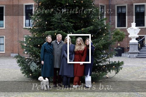 Den Haag 22 december 2023
Fotouurtje met Koning Willem Alexander Koningin Maxima Prinses Amalia Prinses Alexia Prinses Ariane en hun hondje Mambo bij Huis ten Bosch .