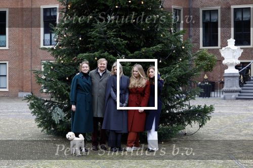Den Haag 22 december 2023
Fotouurtje met Koning Willem Alexander Koningin Maxima Prinses Amalia Prinses Alexia Prinses Ariane en hun hondje Mambo bij Huis ten Bosch .