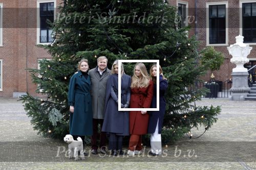 Den Haag 22 december 2023
Fotouurtje met Koning Willem Alexander Koningin Maxima Prinses Amalia Prinses Alexia Prinses Ariane en hun hondje Mambo bij Huis ten Bosch .