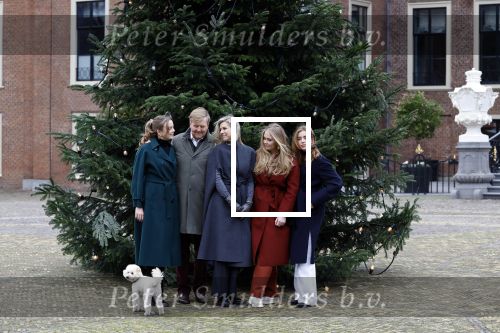 Den Haag 22 december 2023
Fotouurtje met Koning Willem Alexander Koningin Maxima Prinses Amalia Prinses Alexia Prinses Ariane en hun hondje Mambo bij Huis ten Bosch .