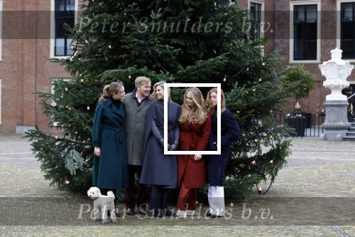 Den Haag 22 december 2023
Fotouurtje met Koning Willem Alexander Koningin Maxima Prinses Amalia Prinses Alexia Prinses Ariane en hun hondje Mambo bij Huis ten Bosch .