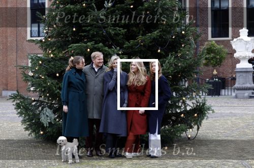 Den Haag 22 december 2023
Fotouurtje met Koning Willem Alexander Koningin Maxima Prinses Amalia Prinses Alexia Prinses Ariane en hun hondje Mambo bij Huis ten Bosch .