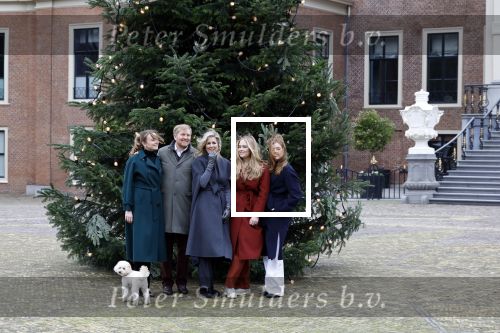 Den Haag 22 december 2023
Fotouurtje met Koning Willem Alexander Koningin Maxima Prinses Amalia Prinses Alexia Prinses Ariane en hun hondje Mambo bij Huis ten Bosch .