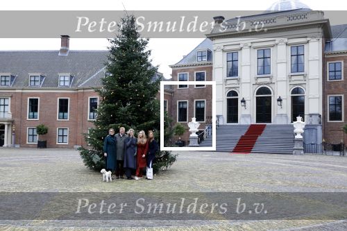 Den Haag 22 december 2023
Fotouurtje met Koning Willem Alexander Koningin Maxima Prinses Amalia Prinses Alexia Prinses Ariane en hun hondje Mambo bij Huis ten Bosch .