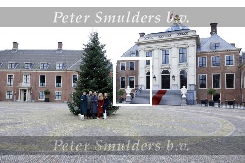 Den Haag 22 december 2023
Fotouurtje met Koning Willem Alexander Koningin Maxima Prinses Amalia Prinses Alexia Prinses Ariane en hun hondje Mambo bij Huis ten Bosch .