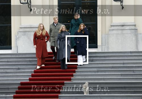 Den Haag 22 december 2023
Fotouurtje met Koning Willem Alexander Koningin Maxima Prinses Amalia Prinses Alexia Prinses Ariane en hun hondje Mambo bij Huis ten Bosch .