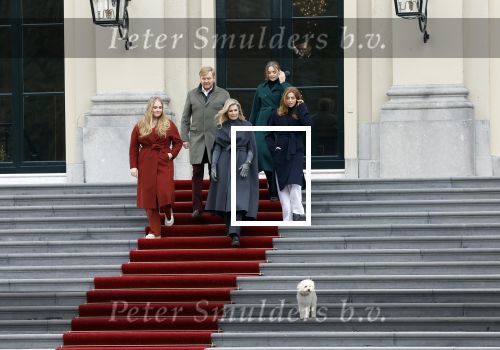 Den Haag 22 december 2023
Fotouurtje met Koning Willem Alexander Koningin Maxima Prinses Amalia Prinses Alexia Prinses Ariane en hun hondje Mambo bij Huis ten Bosch .