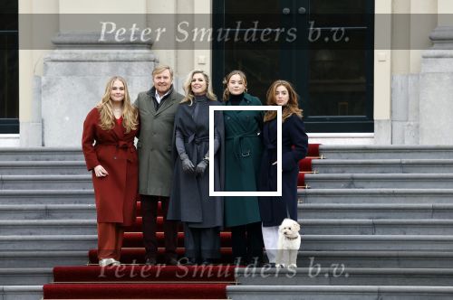 Den Haag 22 december 2023
Fotouurtje met Koning Willem Alexander Koningin Maxima Prinses Amalia Prinses Alexia Prinses Ariane en hun hondje Mambo bij Huis ten Bosch .