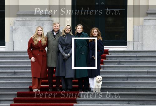 Den Haag 22 december 2023
Fotouurtje met Koning Willem Alexander Koningin Maxima Prinses Amalia Prinses Alexia Prinses Ariane en hun hondje Mambo bij Huis ten Bosch .
