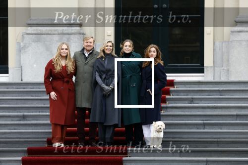 Den Haag 22 december 2023
Fotouurtje met Koning Willem Alexander Koningin Maxima Prinses Amalia Prinses Alexia Prinses Ariane en hun hondje Mambo bij Huis ten Bosch .