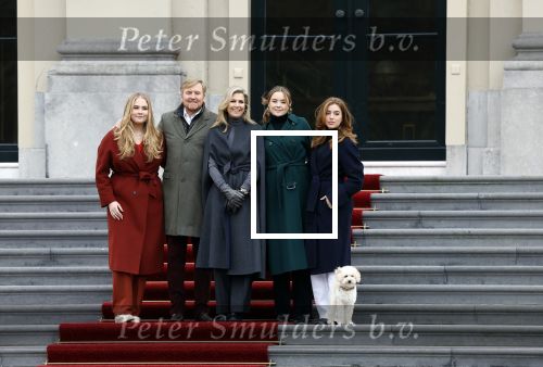 Den Haag 22 december 2023
Fotouurtje met Koning Willem Alexander Koningin Maxima Prinses Amalia Prinses Alexia Prinses Ariane en hun hondje Mambo bij Huis ten Bosch .