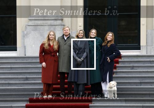 Den Haag 22 december 2023
Fotouurtje met Koning Willem Alexander Koningin Maxima Prinses Amalia Prinses Alexia Prinses Ariane en hun hondje Mambo bij Huis ten Bosch .