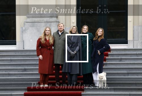 Den Haag 22 december 2023
Fotouurtje met Koning Willem Alexander Koningin Maxima Prinses Amalia Prinses Alexia Prinses Ariane en hun hondje Mambo bij Huis ten Bosch .