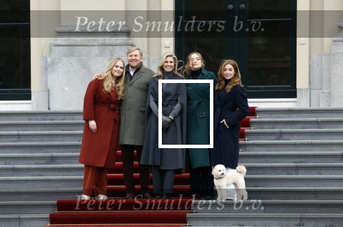 Den Haag 22 december 2023
Fotouurtje met Koning Willem Alexander Koningin Maxima Prinses Amalia Prinses Alexia Prinses Ariane en hun hondje Mambo bij Huis ten Bosch .
