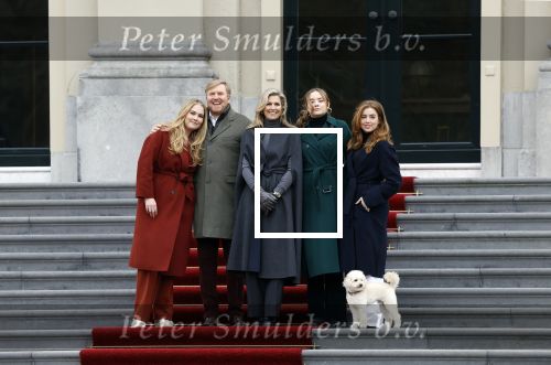 Den Haag 22 december 2023
Fotouurtje met Koning Willem Alexander Koningin Maxima Prinses Amalia Prinses Alexia Prinses Ariane en hun hondje Mambo bij Huis ten Bosch .