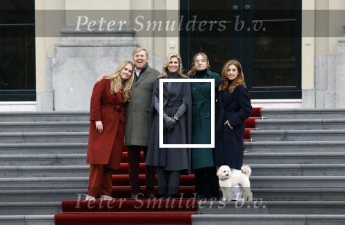 Den Haag 22 december 2023
Fotouurtje met Koning Willem Alexander Koningin Maxima Prinses Amalia Prinses Alexia Prinses Ariane en hun hondje Mambo bij Huis ten Bosch .