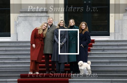 Den Haag 22 december 2023
Fotouurtje met Koning Willem Alexander Koningin Maxima Prinses Amalia Prinses Alexia Prinses Ariane en hun hondje Mambo bij Huis ten Bosch .