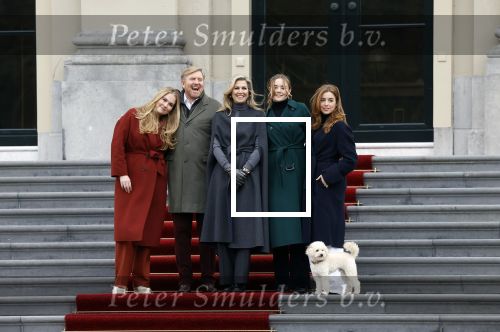 Den Haag 22 december 2023
Fotouurtje met Koning Willem Alexander Koningin Maxima Prinses Amalia Prinses Alexia Prinses Ariane en hun hondje Mambo bij Huis ten Bosch .