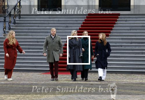 Den Haag 22 december 2023
Fotouurtje met Koning Willem Alexander Koningin Maxima Prinses Amalia Prinses Alexia Prinses Ariane en hun hondje Mambo bij Huis ten Bosch .