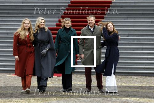 Den Haag 22 december 2023
Fotouurtje met Koning Willem Alexander Koningin Maxima Prinses Amalia Prinses Alexia Prinses Ariane en hun hondje Mambo bij Huis ten Bosch .