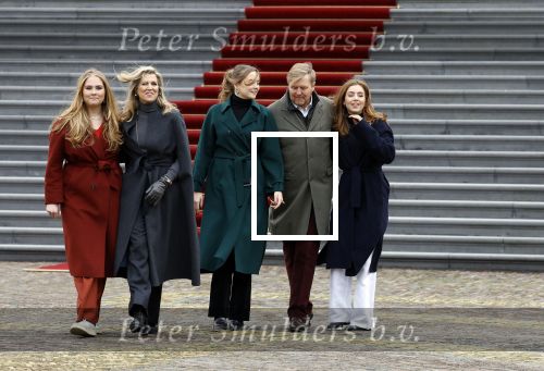 Den Haag 22 december 2023
Fotouurtje met Koning Willem Alexander Koningin Maxima Prinses Amalia Prinses Alexia Prinses Ariane en hun hondje Mambo bij Huis ten Bosch .