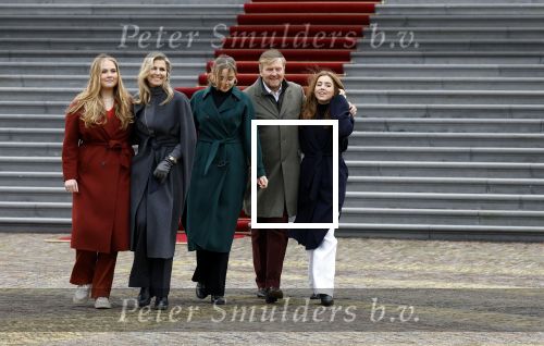 Den Haag 22 december 2023
Fotouurtje met Koning Willem Alexander Koningin Maxima Prinses Amalia Prinses Alexia Prinses Ariane en hun hondje Mambo bij Huis ten Bosch .