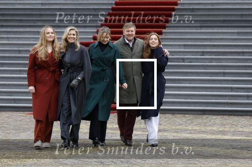 Den Haag 22 december 2023
Fotouurtje met Koning Willem Alexander Koningin Maxima Prinses Amalia Prinses Alexia Prinses Ariane en hun hondje Mambo bij Huis ten Bosch .