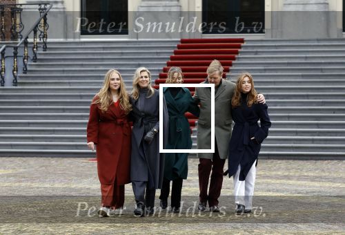 Den Haag 22 december 2023
Fotouurtje met Koning Willem Alexander Koningin Maxima Prinses Amalia Prinses Alexia Prinses Ariane en hun hondje Mambo bij Huis ten Bosch .