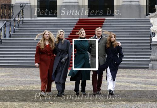Den Haag 22 december 2023
Fotouurtje met Koning Willem Alexander Koningin Maxima Prinses Amalia Prinses Alexia Prinses Ariane en hun hondje Mambo bij Huis ten Bosch .