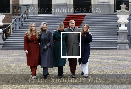 Den Haag 22 december 2023
Fotouurtje met Koning Willem Alexander Koningin Maxima Prinses Amalia Prinses Alexia Prinses Ariane en hun hondje Mambo bij Huis ten Bosch .