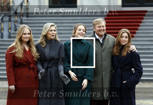 Den Haag 22 december 2023
Fotouurtje met Koning Willem Alexander Koningin Maxima Prinses Amalia Prinses Alexia Prinses Ariane en hun hondje Mambo bij Huis ten Bosch .