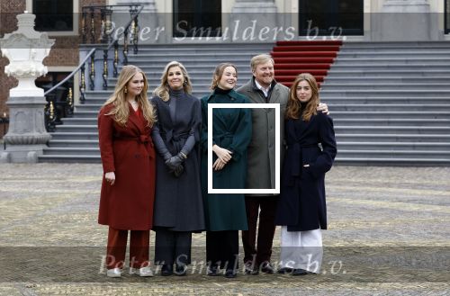 Den Haag 22 december 2023
Fotouurtje met Koning Willem Alexander Koningin Maxima Prinses Amalia Prinses Alexia Prinses Ariane en hun hondje Mambo bij Huis ten Bosch .