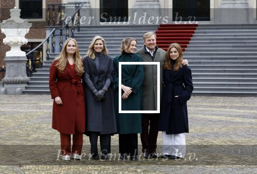 Den Haag 22 december 2023
Fotouurtje met Koning Willem Alexander Koningin Maxima Prinses Amalia Prinses Alexia Prinses Ariane en hun hondje Mambo bij Huis ten Bosch .