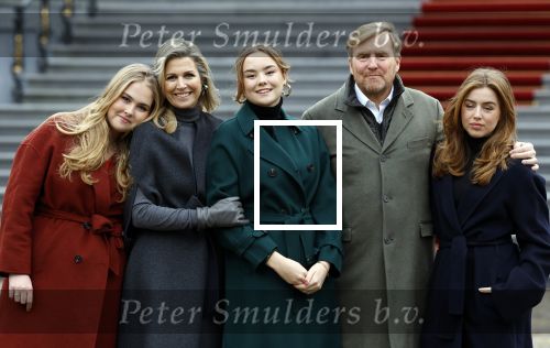 Den Haag 22 december 2023
Fotouurtje met Koning Willem Alexander Koningin Maxima Prinses Amalia Prinses Alexia Prinses Ariane en hun hondje Mambo bij Huis ten Bosch .