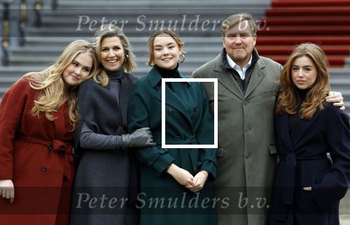 Den Haag 22 december 2023
Fotouurtje met Koning Willem Alexander Koningin Maxima Prinses Amalia Prinses Alexia Prinses Ariane en hun hondje Mambo bij Huis ten Bosch .