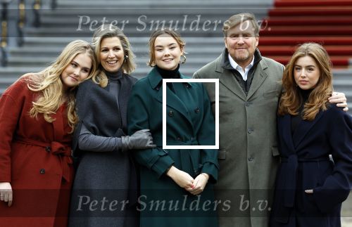 Den Haag 22 december 2023
Fotouurtje met Koning Willem Alexander Koningin Maxima Prinses Amalia Prinses Alexia Prinses Ariane en hun hondje Mambo bij Huis ten Bosch .